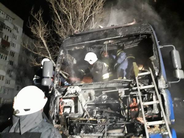 пожежники рятували авто в Херсоні