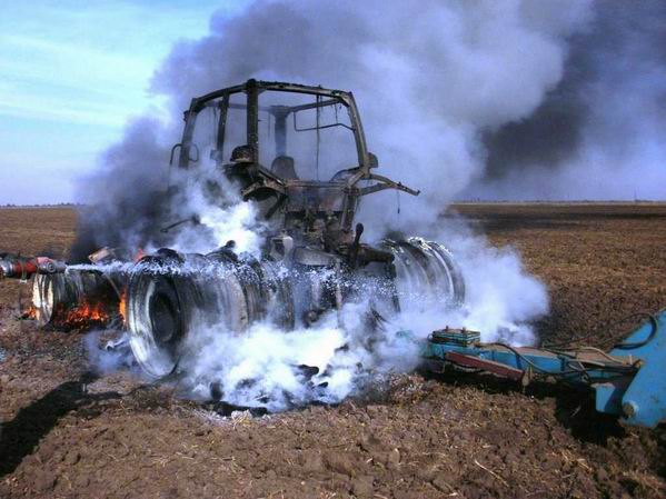 В Новотроицком районе загорелся трактор на поле