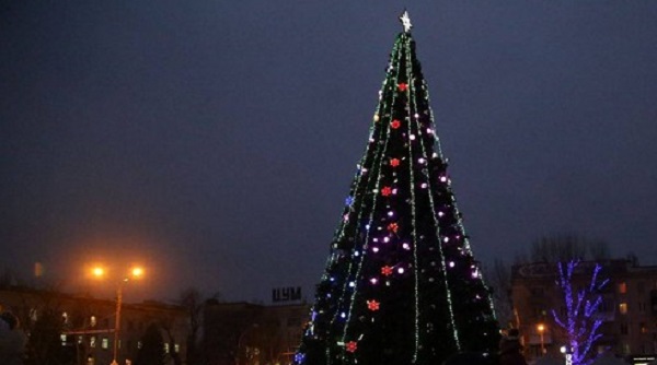 В Херсоне главная новогодняя елка области уже зажглась праздничными огоньками