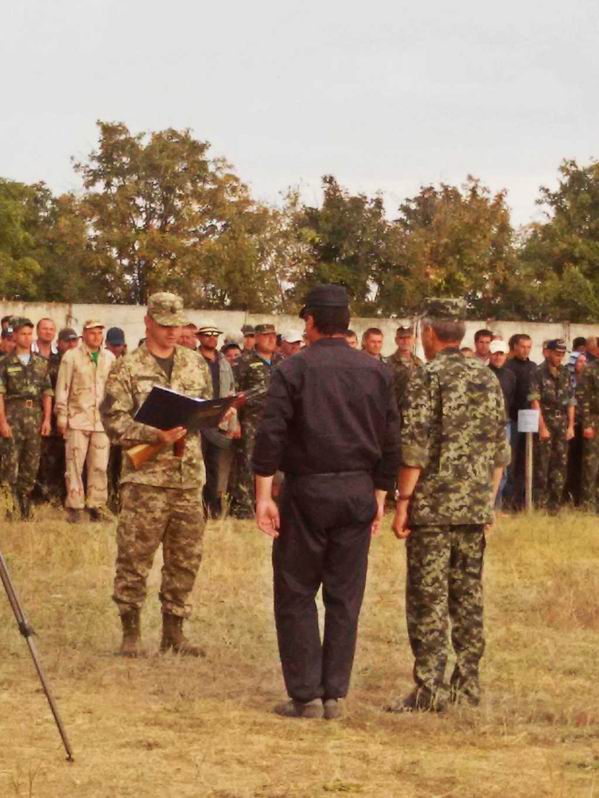 Солдат батальона принимает присягу на верность Украинском народу