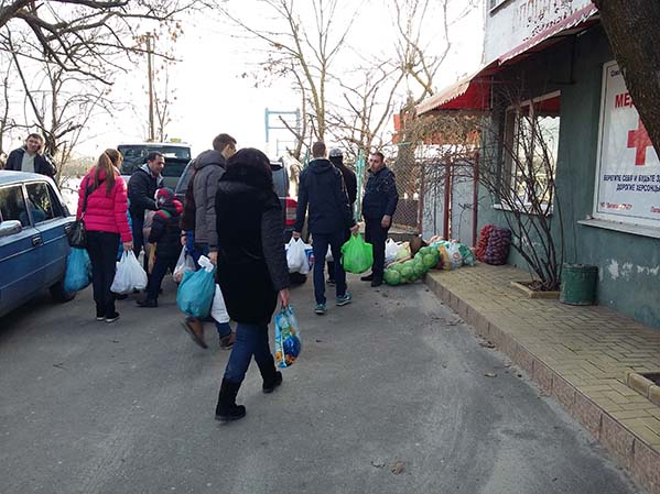 Новость Херсонские школьники привезли корм животным в Гидропарке