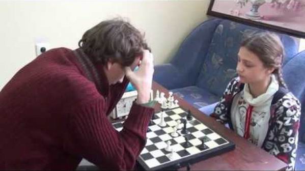 Полина Лыщенко играет в шахматы