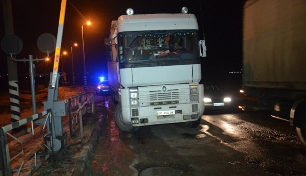 Дорогу из Николаева в Херсон заблокировал грузовик