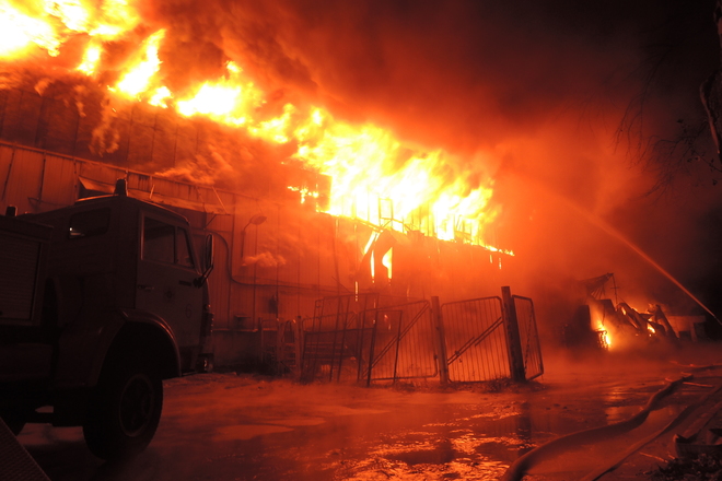 В Херсонской области сгорел ангар с сельхозтехникой
