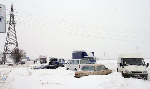 Новость Трасса «Херсон-Николаев» – победитель по количеству застрявших машин в снегу