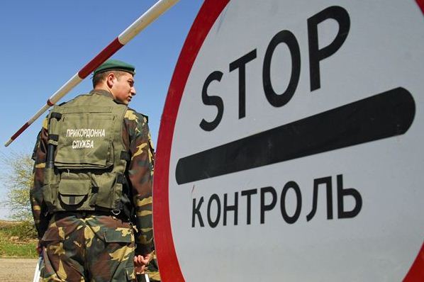 На границе с Крымом создают искусственные очереди