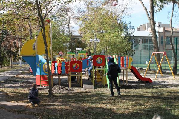 В скадовском парке строят детские площадки