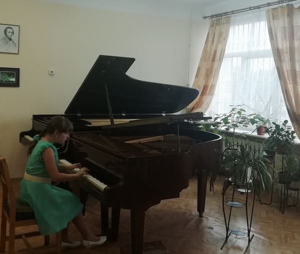 Геничанка играет на рояле на конкурсе
