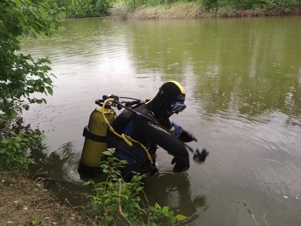 Водолаз-рятувальник проводить пошук потонулого