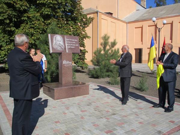 В Нижних Серогозах открыли памятник Шевченко