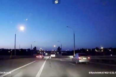 Автомобилист чуть не слетел с Антоновского моста
