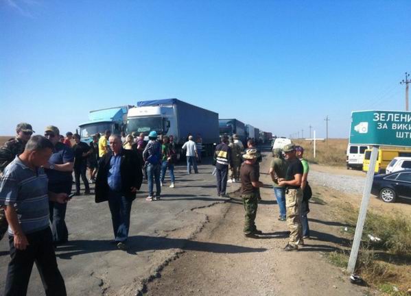 Новость Первый день блокады Крыма: 240 грузовиков и военные из России
