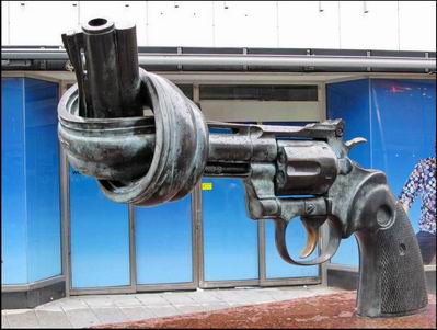 Памятник "Нет насилию" в Стокгольме