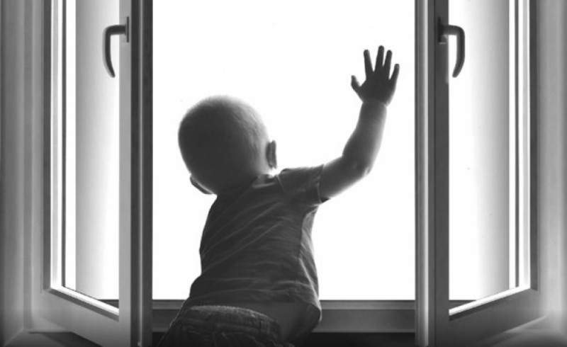 Ребенок выпал из окна на Херсонщине