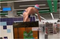 Херсонцем, устроившим «купание» в аквариуме супермаркета, займется суд