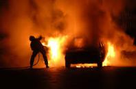 В Службу спасения сообщили, что в Херсоне огнем охвачены два автомобиля и летняя кухня