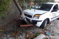 Нетверезий водій не впорався з керуванням та збив дерево