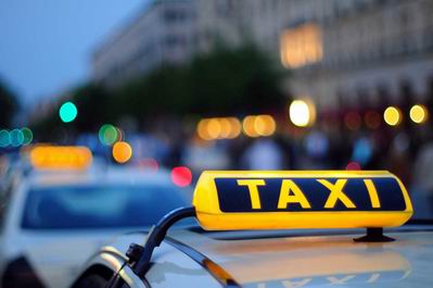Пьяный пассажир затеял драку с таксистом
