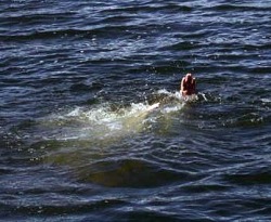 Мужчина выпал из лодки в реку и утонул
