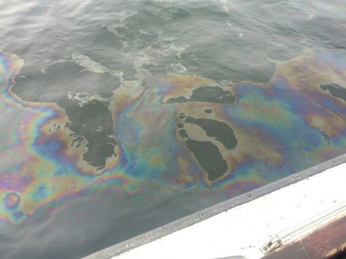 Пятно нефтепродуктов в Днепре на Херсонщине ликвидировано