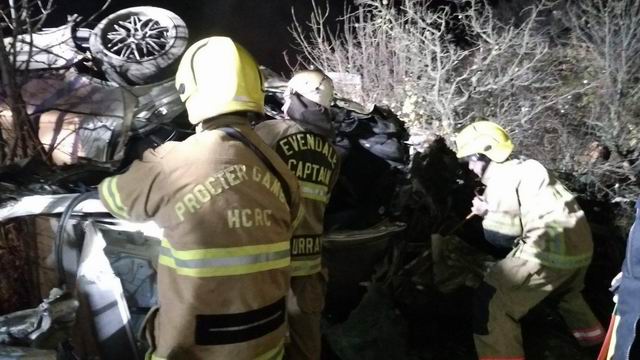 Рятувальники дістають мертвого водія з автівки