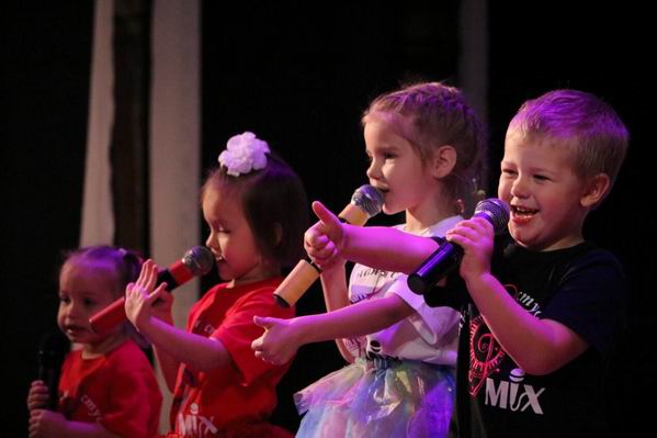 Детки поют на фестивале в Херсонской области