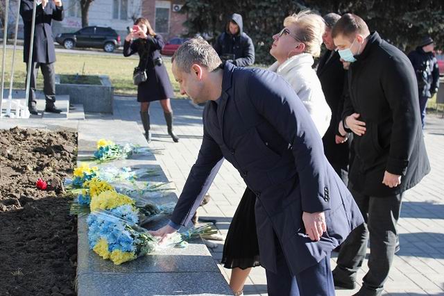Колихаєв покладає квіти до пам'ятнику Шевченку