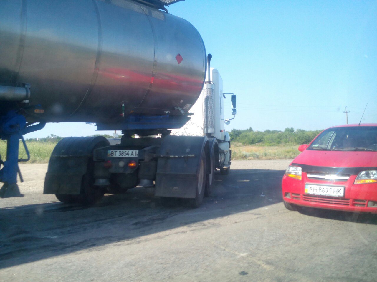 На Херсонщине авария: столкнулись бензовоз и легковушка