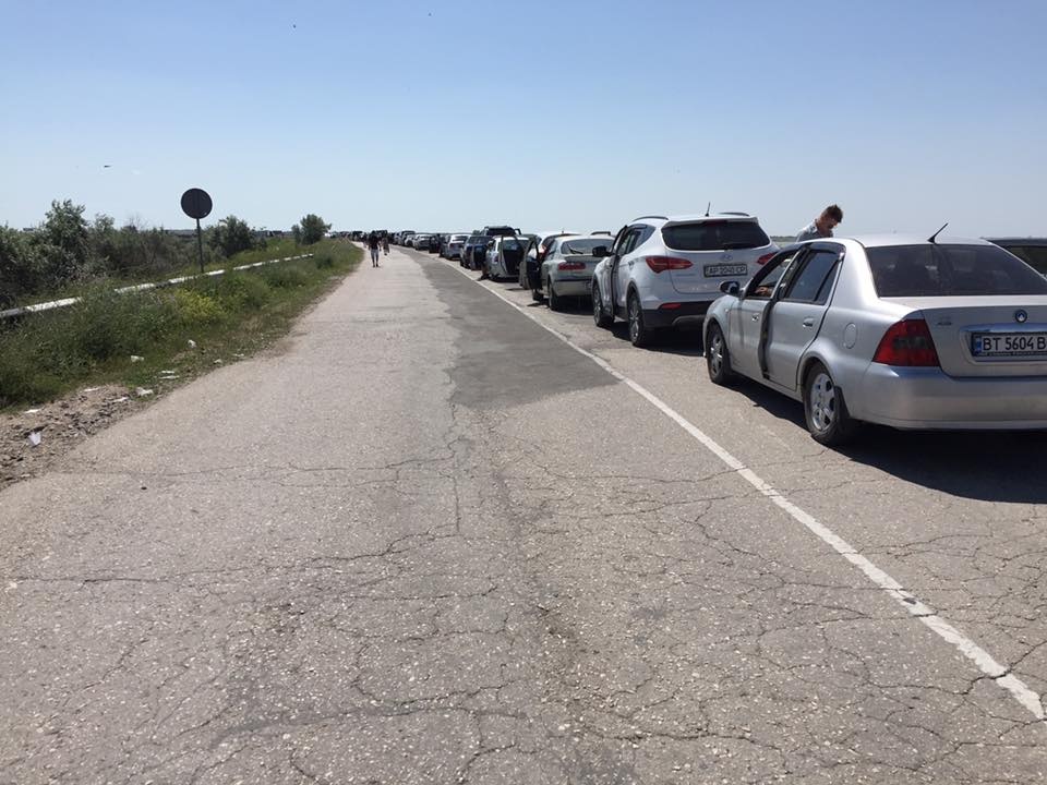 На границе с Крымом очередь из украинских авто