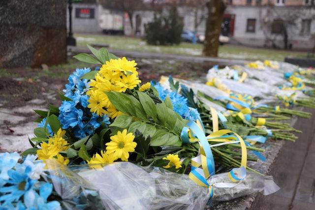 Квіти біля памятника Тараса Шевченка в Херсоні