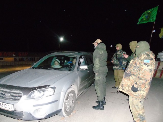 Новость На блокаде Крыма водитель наехал на активиста