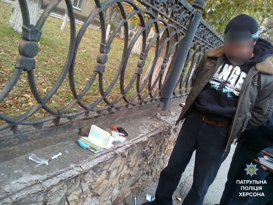 Новость Херсонцы употребляют наркотики прямо на улицах