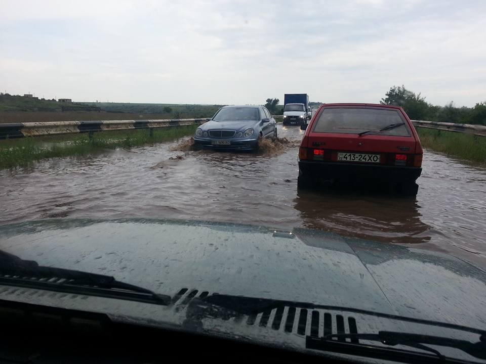 Новость На Херсонщине дождем затопило трассу