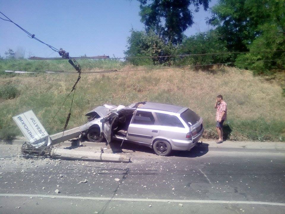 ДТП в Херсоне: автомобиль сбил столб