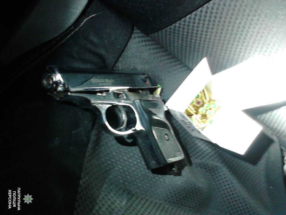 В автомобиле херсонца обнаружены предметы, похожие на оружие