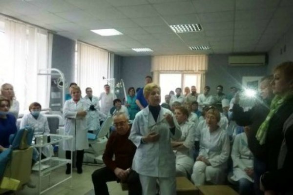 Владимир Миколаенко снова встретился с медиками и заверил, что никого увольнять не будут