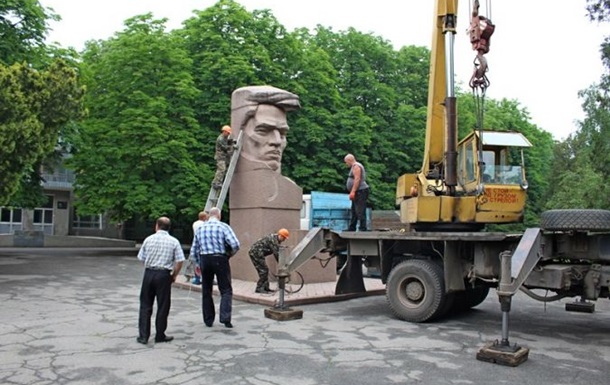 В Херсоне демонтировали памятник Цюрупе