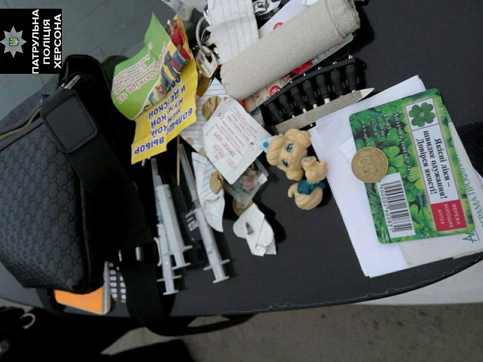 Новость На улице полиция задержала херсонца с наркотиками