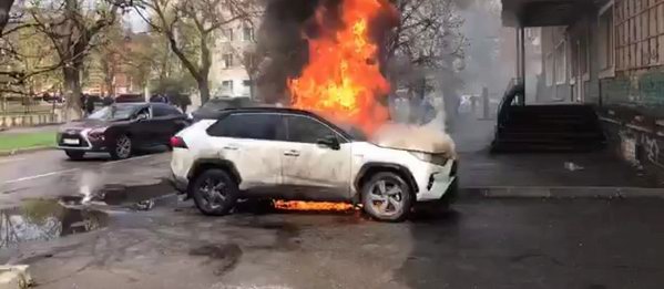 возле офиса БПП в Херсоне подожгли автомобиль