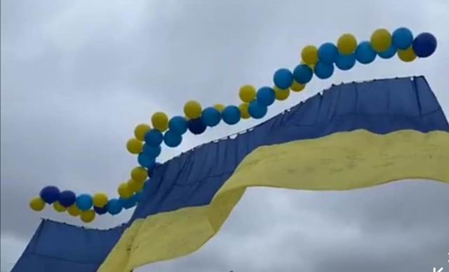 Херсонцы запустили флаг Украины над оккупированным Крымом