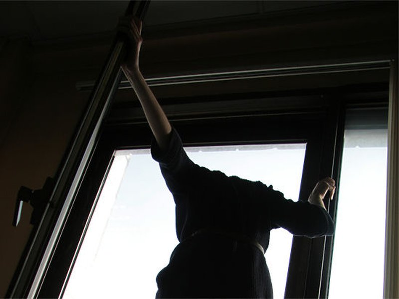 Новость Из окна Новокаховской многоэтажки выпала женщина