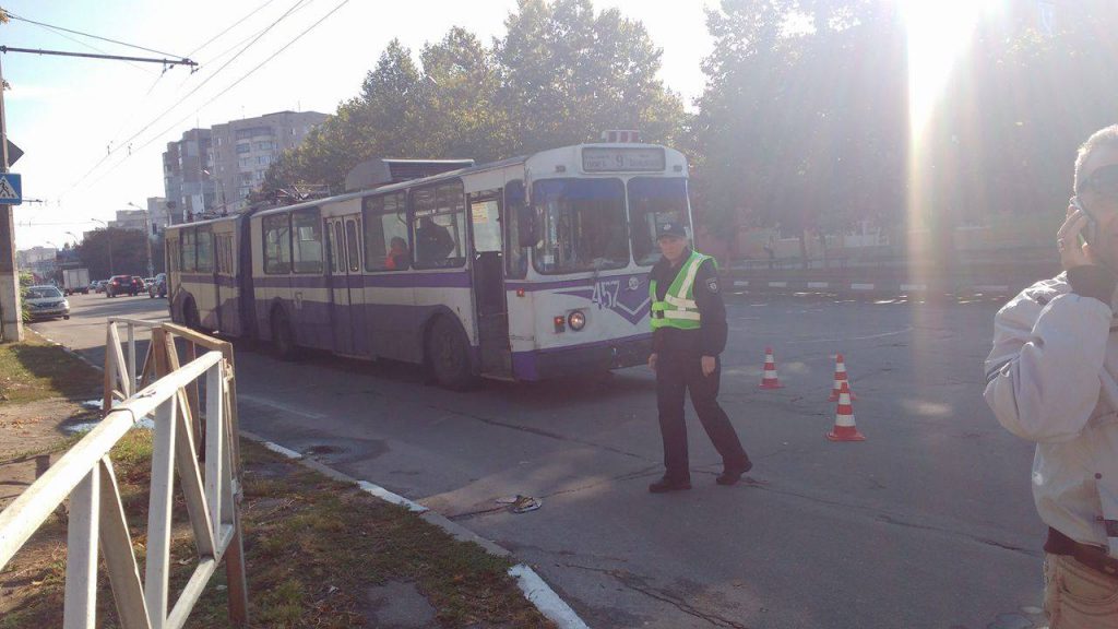 Новость В Херсон очередное ДТП: троллейбус сбил девушку