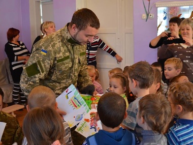 Херсонские волонтеры повезут детей к военным