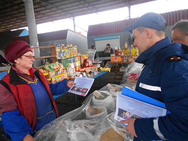 Новость Голопристанские спасатели побывали на городском рынке