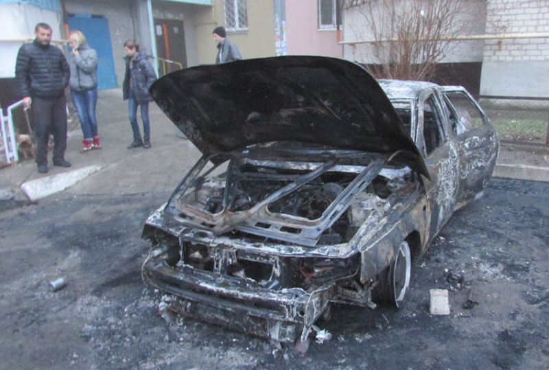 В Херсоне горел автомобиль