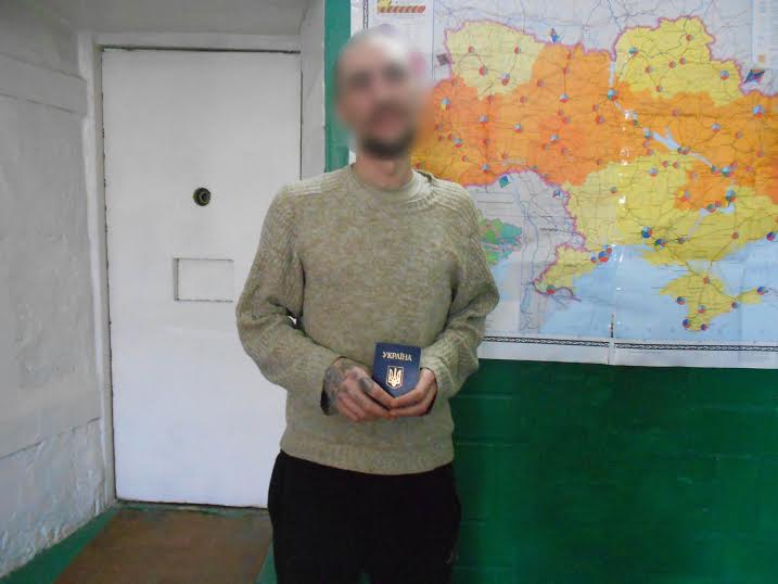 Пожизненно осужденному вручили паспорт гражданина Украины