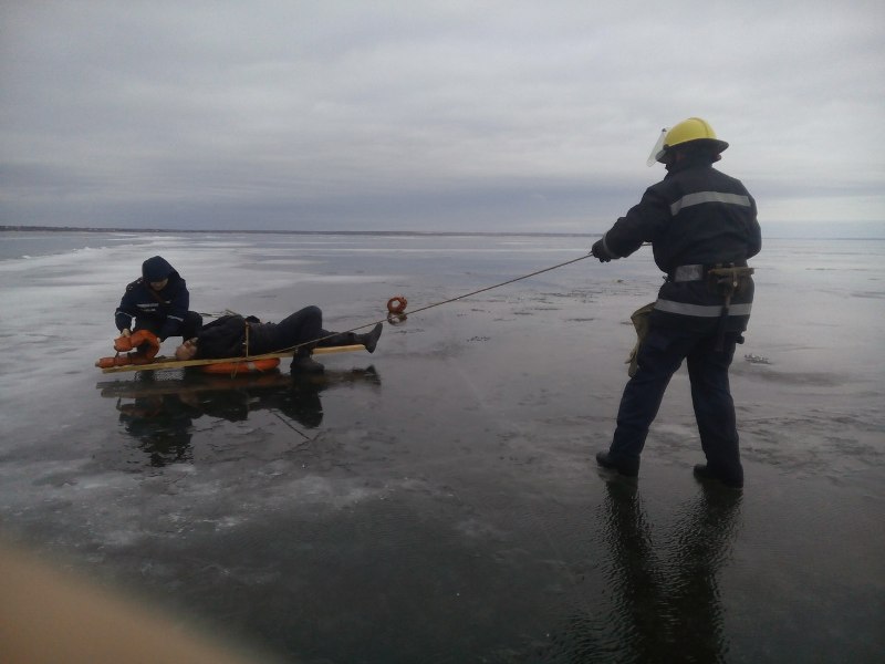 На льду нашли рыбака без сознания