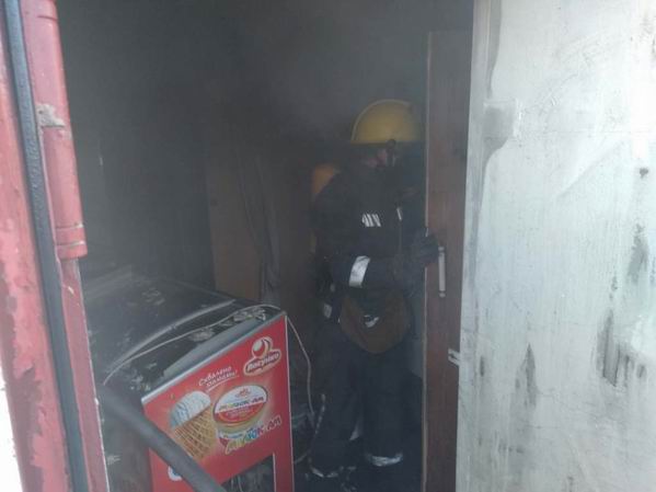 Пожарные тушат магазин в Каховке
