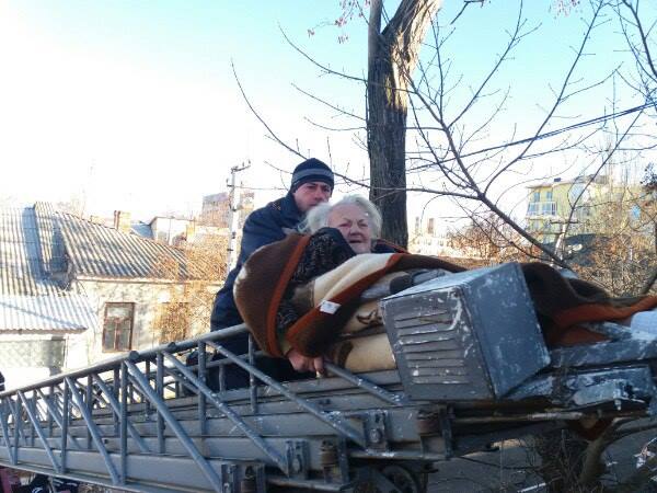 Херсонские спасатели снимали с крыши пенсионерку