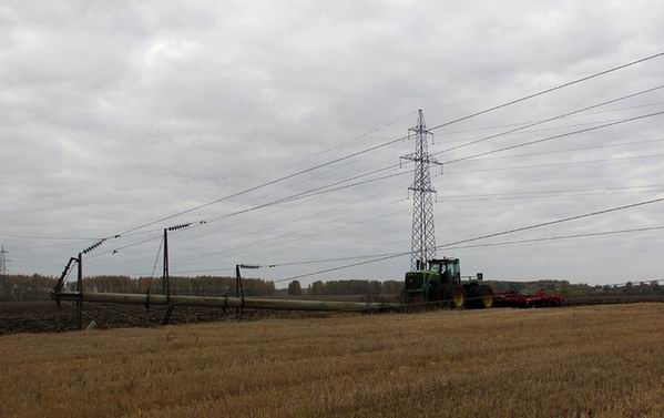 Трактор в поле сбил электроопору на Херсонщине